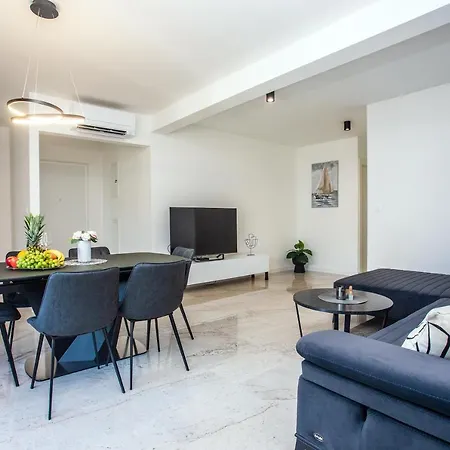 Apartment Sa Prekrasnim Pogledom,potpuno Opremljen Za 4 Osobe
