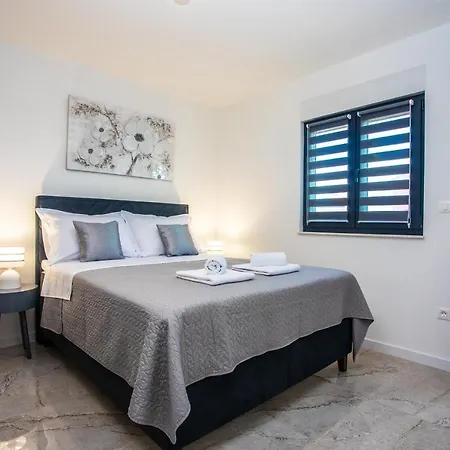 Sa Prekrasnim Pogledom,potpuno Opremljen Za 4 Osobe Apartment *