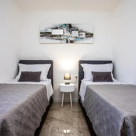 Sa Prekrasnim Pogledom,potpuno Opremljen Za 4 Osobe Apartment