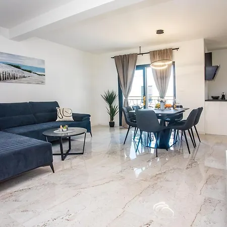 Sa Prekrasnim Pogledom,potpuno Opremljen Za 4 Osobe Apartment