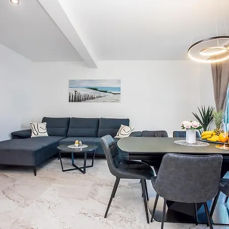Sa Prekrasnim Pogledom,potpuno Opremljen Za 4 Osobe Apartament Podstrana