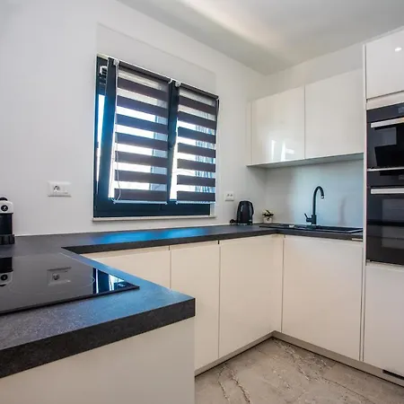 Sa Prekrasnim Pogledom,potpuno Opremljen Za 4 Osobe Apartament
