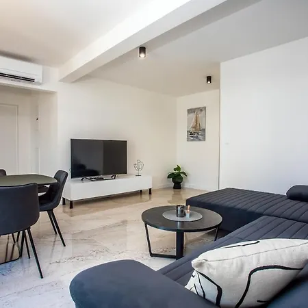 Sa Prekrasnim Pogledom,potpuno Opremljen Za 4 Osobe Apartament *