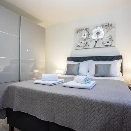 Apartament Sa Prekrasnim Pogledom,potpuno Opremljen Za 4 Osobe