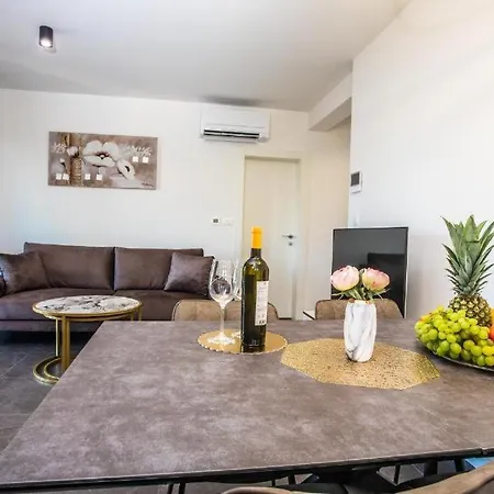 Apartament Sa Prekrasnim Pogledom,potpuno Opremljen Za 4 Osobe *
