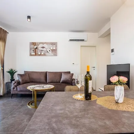 Apartament Sa Prekrasnim Pogledom,potpuno Opremljen Za 4 Osobe