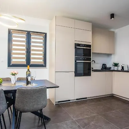 Apartament Sa Prekrasnim Pogledom,potpuno Opremljen Za 4 Osobe Podstrana